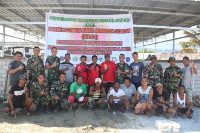  Satgas Yonif RK 136/TS Salurkan Bantuan Pembangunan Masjid di Tulehu Maluku 