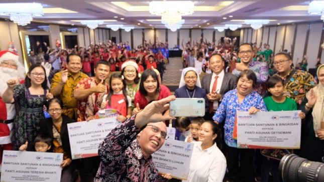 Pontianak - PT Asuransi Kredit Indonesia atau Askrindo (Persero) dan Perusahaan Gas Negara (PGN) menyelenggarakan Natal Bersama BUMN Hadir Untuk Negeri di Pontianak, Kalimantan Barat.