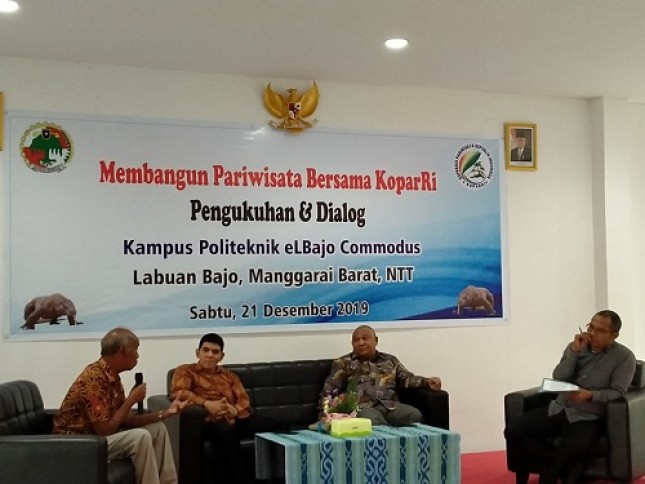 LABUAN BAJO – Koperasi Pariwisata Republik Indonesia (KoparRi) Cabang Komodo resmi dikukuhkan di Aula Kampus Politeknik eLBajo, Labuan Bajo, Sabtu (21/12/2019). 