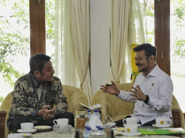 Mentan Syahrul Yasin Limpo bercengkrama dengan Gubernur Sumsel