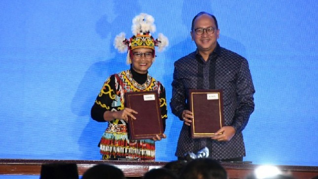 Menteri Luar Negeri Retno L.P Marsudi bersama Ketua Umum Kadin Indonesia Rosan P. Roeslani saat menandatangani MoU 