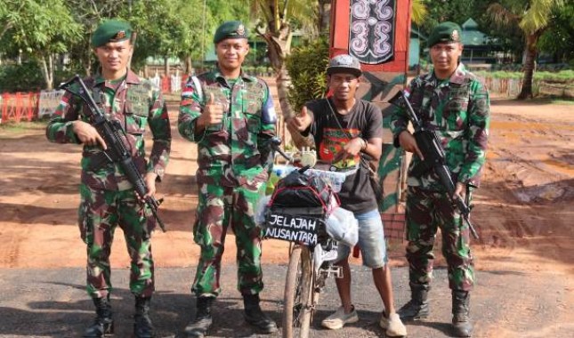 Bersepeda Jelajah Nusantara, Rajip Disambut Satgas Yonif 411 Kostrad di Perbatasan RI-PNG
