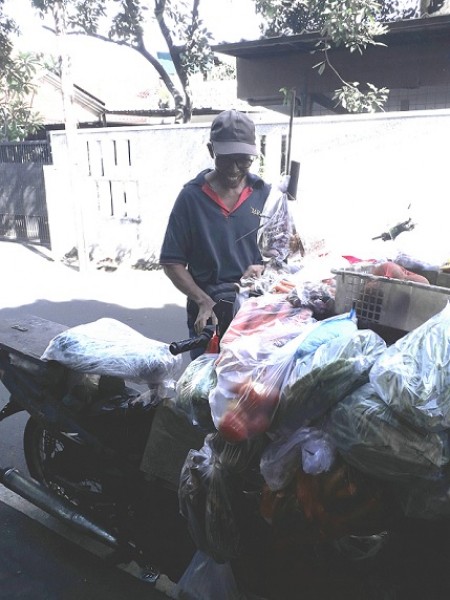 Sarjono, tukang sayur keliling, menjajakan dagangannya dengan menggunakan gerobak motor di kawasan perumahan Kalibata, Jakarta Selatan. (Foto: Abraham Sihombing)