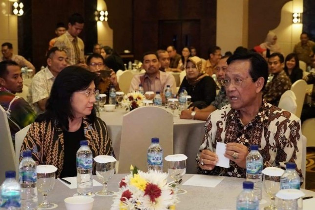 Direktur Jenderal IKMA Kemenperin Gati Wibawaningsih bersama Gubernur DIY Sri Sultan HB X