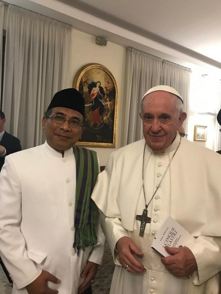 Katib Aam PBNU KH Yahya Cholil Staquf bersama Paus Fransiskus di sela audiensi di kediamannya, di Basilica, Vatikan, Rabu (15/1/2020) malam.
