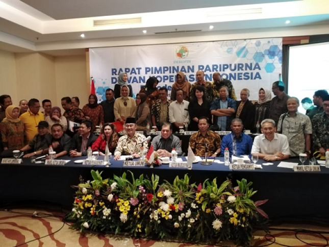 Pengurus Dewan Koperasi Indonesia periode 2020 – 2024 usai menggelar Rapat Pimpinan Paripurna pertama di Jakarta, Kamis (16/1/2020).