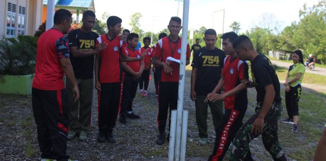 Prajurit TNI Yonif 755 Kostrad Ajarkan Anak-Anak Disabilitas Menjadi Pengibar Bendera