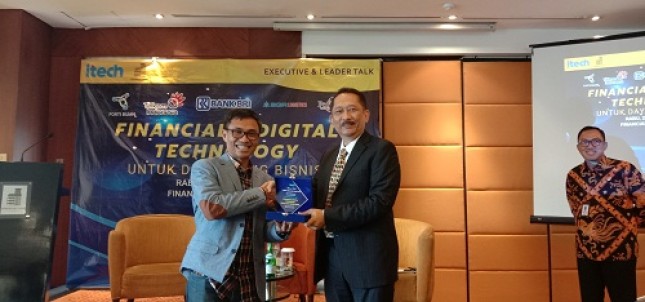  Chairman "Strategic Management & Digital Innovation Institute (SMDII)", Irnanda Laksanawan (Kanan) dan Direktur Digital Business Telkom, Faizal R. Djoemadi.