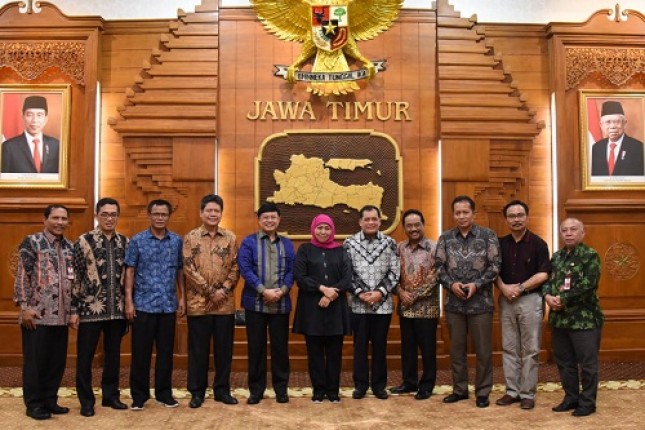 Nurdin Halid dan jajaran pimpinan Dekopin periode 2020-2024 saat diterima oleh Gubernur Jawa Timur Khofifah Indar Parawansa di rumah dinasnya, di Surabaya, Kamis (23/1/2020).