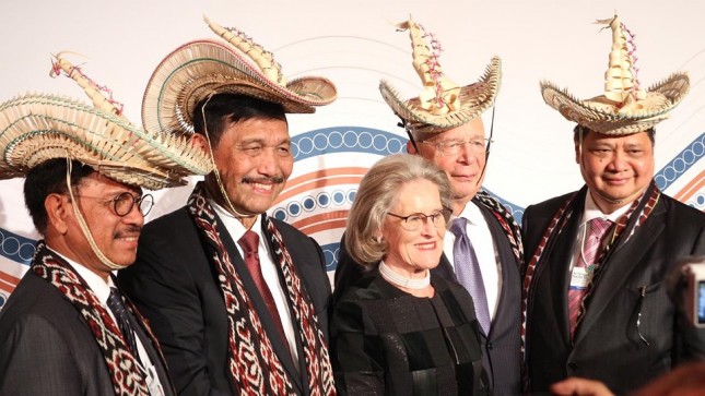 Pendiri dan Chairman WEF Davos Kenakan Topi dan Kain Khas NTT di Acara “Indonesia Night”