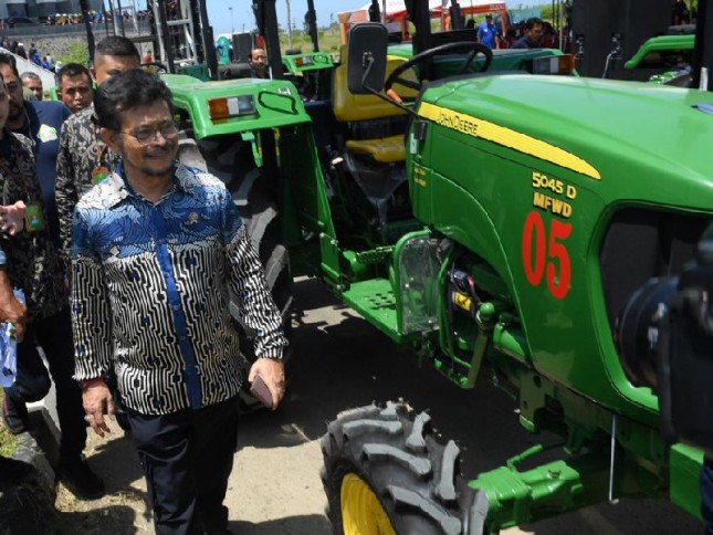 Menteri Pertanian Syahrul Yasin Limpo menyaksikan traktor