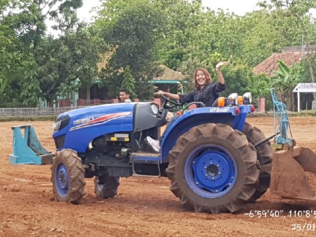 Traktor untuk pertanian
