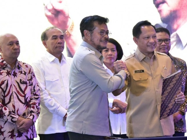 Menteri Pertanian Syahrul Yasin Limpo bersama beberapa menteri lainnya