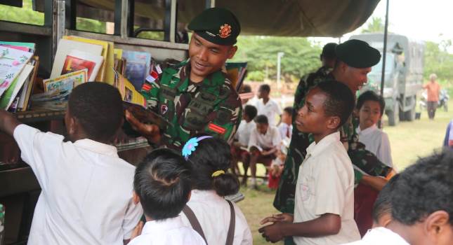 Perpustakaan Keliling Tentara Kembali Datangi Sekolah di Perbatasan RI-PNG 