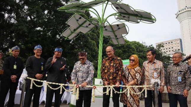 Sektor EBT Bergerak, Wali Kota Bandung Resmikan Solar Tree 