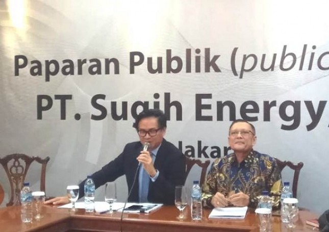Direktur Sugih Energy, David K. Wiranata (kiri), sedang memberikan penjelasan didampingi oleh Direktur lainnya, Lawrence T.P. Siburian. (Foto: Abraham Sihombing)