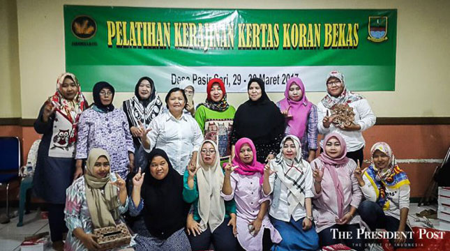 Jababeka Infrastruktur Gelar Pelatihan Kerajinan Koran Bekas Ke Desa Pasir Sari Cikarang (Foto:thepresidentpostindonesia)