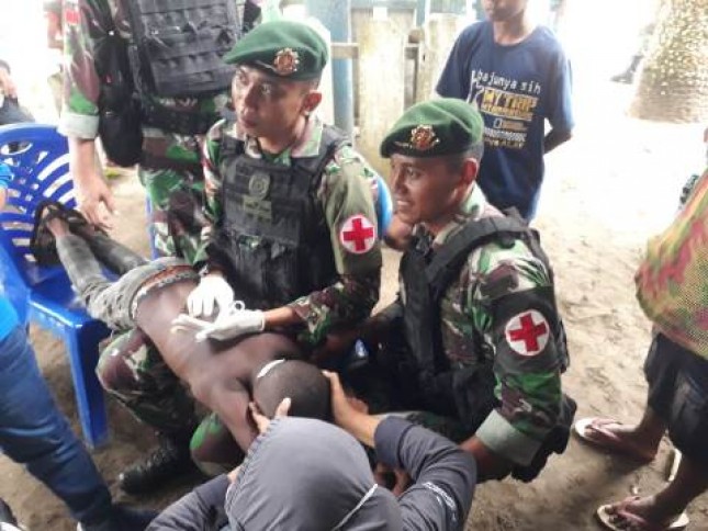 Tim Kesehatan Satgas Yonif 755 Kostrad Bantu Sembuhkan Yakob Putra Daerah Papua