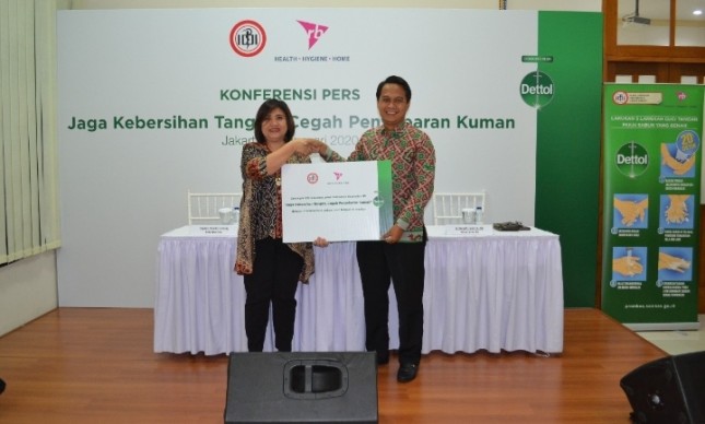 Penyerahan simbolis kegiatan kolaborasi antara PB IDI dengan Reckitt Benckiser (RB) Indonesia