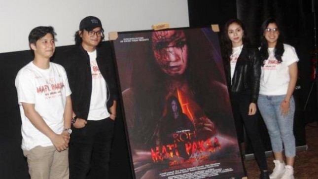 Syaiful (Pemain) Adi Garing (sutradara), Ismi Melinda (pemain) dan Ratu Sikumbang (pemain) saat peluncuran poster film "Roh Mati Paksa, Cinta Berujung Maut"