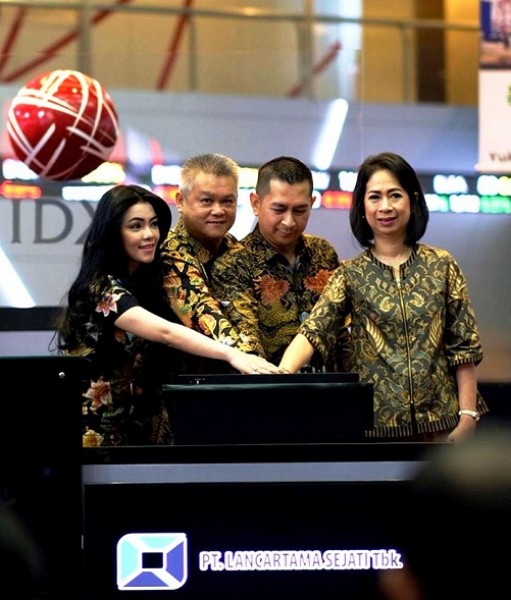 Manajemen PT Lancartama Sejati Tbk bersama-sama menekan tombol sebagai tanda dimulainya saham TAMA diperdagangkan di BEI. (Foto: BEI) 