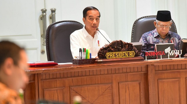 Presiden Joko Widodo bersama Wakil Presiden Ma'ruf Amin saat memimpin rapat terbatas di Kantor Presiden, Jakarta (Setkab)