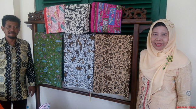 Ibu Sudiyono Pemilik Batik Paoman Art Sekaligus Pelestari Batik Khas Indramayu (Chodijah Febriyani/INDUSTRY.co.id)
