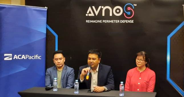 Ivan Goh (co Founder Avnos), Wiranto (country manager ACA Pacific Indonesia) dan Alice Chin (GM Bussiness Development IIJ Global Solution Singapore Pte) memberikan keterangan tentang kerja sama APAC Indonesia dan Avnos.
