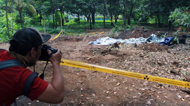 Seorang jurnalis foto memotret lokasi ditemukannya paparan tinggi radioaktif di Perumahan Batan Indah, Serpong, Tangerang Selatan, Banten, Jumat (14/2/2020). - ANTARA / kabar24.bisnis.com