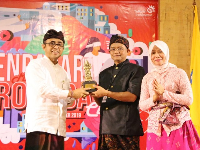 Wakil Walikota Denpasar I Gusti Ngurah Jaya Negara (kiri) menyerahkan cendera mata kepada Direktur Network & IT Solution Telkom Zulhelfi Abidin (tengah) disaksikan oleh Direktur Consumer Service Telkom Siti Choiriana (kanan)