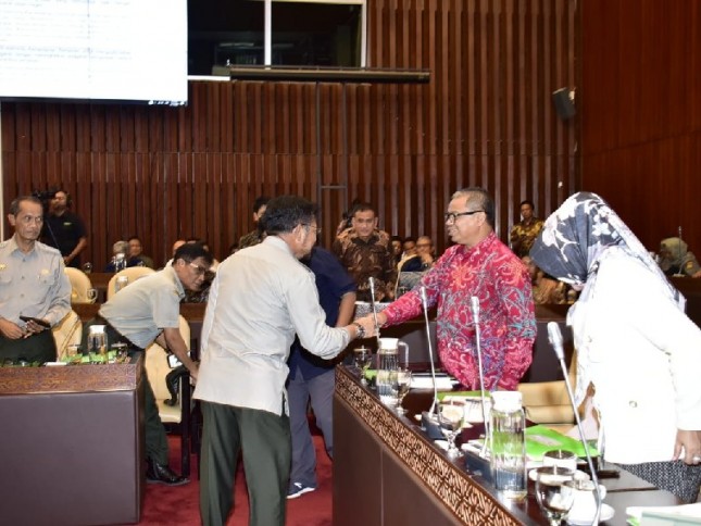 Menteri Pertanian Syahrul Yasin Limpo saat bersalaman ke anggota DPR