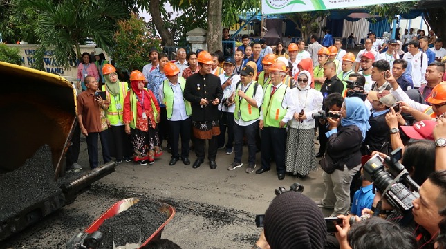 PT Chandra Asri Petrochemical Tbk dan Universitas Dian Nuswantoro (Udinus) Semarang melakukan terobosan mengaspal jalan menggunakan bahan dasar sampah plastik 