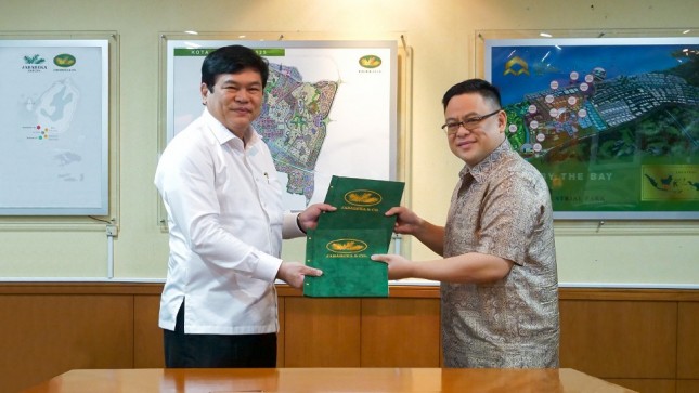 Direktur Utama PT. Jababeka Morotai, Basuri Tjahaja Purnama dan Leo Budiman, Direktur PT. Transnusa Aviation Mandiri