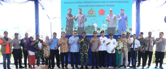 Panglima TNI Marsekal TNI Dr. (H.C.) Hadi Tjahjanto, S.I.P. bersama Kapolri Jenderal Pol Drs. Idham Azis 
