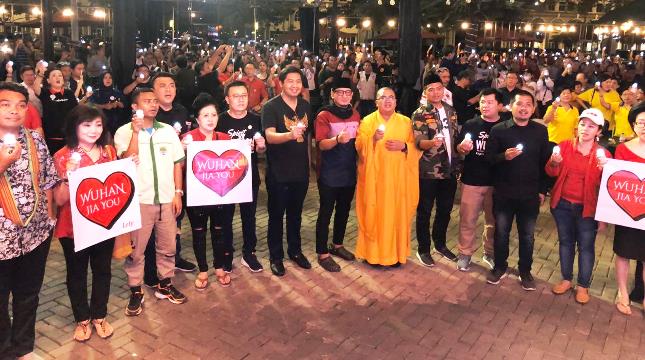 Aliansi Masyarakat Peduli Wuhan (AMPW) selenggarakan doa bersama dan pengumpulan dana pembelian masker bagi masyarakat terdampak virus Corona di Wuhan, China, Jumat Malam di Pulau Maju, Jakarta