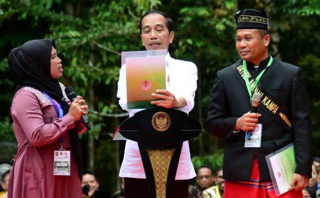 Jokowi serahkan sertifikat tanah di riau