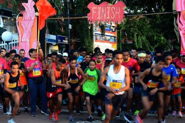 Empat Prajurit Marinir Ikuti Fun Run Unair di Surabaya