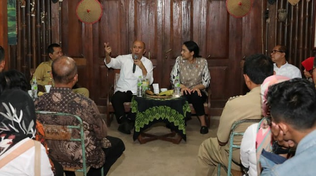 Menkop dan UKM Teten Masduki bersama Staf Khusus Presiden Putri Tanjung saat berdialog dengan sejumlah pengurus Koperasi, di Desa Wisata Candirejo, Borobudur