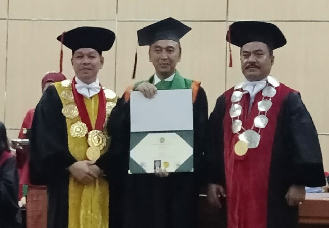 Rektor USU Prof Dr Runtung SH MHum (kiri) menyampaikan apresiasi atas prestasi akademik Kombes Pol Dro Sandi Nugroho SIK SH MHum (tengah) selaku wisudawan terbaik Program Doktor (S3), Senin (24/2) di Kampus USU Medan. 