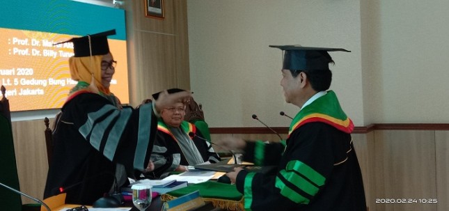 Wibawa Prasetya, Dosen Fakultas Teknik Atma Jaya (kanan), berhasil meraih promosi doktor dari Universitas Negeri Jakarta, usai Sidang Senat Terbuka yang berlangsung di Kampus Universitas Negeri Jakarta, Senin (24/2/2020).