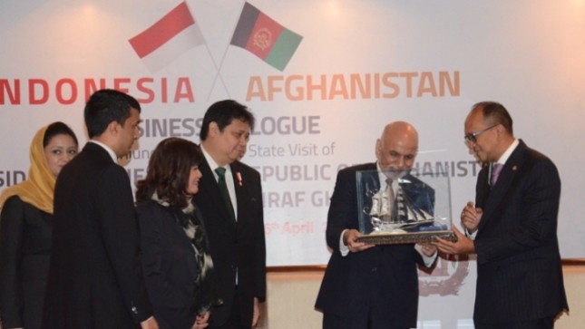  Presiden Afghanistan Mohammad Ashraf Ghani menerima cenderamata berupa miniatur kapal pinisi disaksikan Menteri Perindustrian RI Airlangga Hartarto