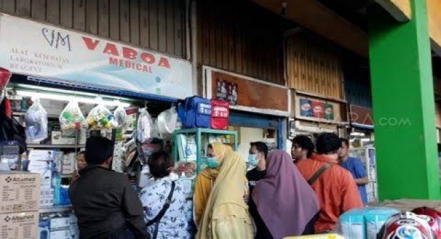 Sejumlah warga berburu masker di pasar obat Pramuka (Foto: Suara.com)