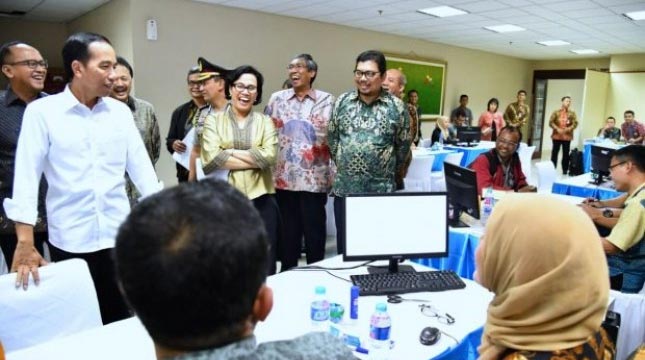 Jokowi Saat Meninjau Pelaksanaan Program Tax Amnesty