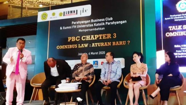 Takshow mengenai Omnibus Law yang dimoderatori oleh Pengacra Kondang Hotman Paris Hutapea yang diselenggarakan oleh Alumni FH UNpar, PBC, di Auto 2000 Sudirman Jakarta, Rabu (4/3)