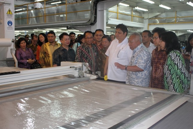 Menteri Perindustrian Airlangga Hartarto meninjau pabrik produsen jas terbesar di ASEAN, PT. Daese Garmin di Bandung
