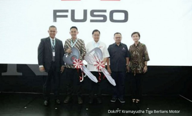 PT Krama Yudha Tiga Berlian Motors (KTB), distributor resmi kendaraan niaga dari Mitsubishi Fuso Truck and Bus Corporation (MFTBC), menyerahkan dua unit kendaraan Colt Diesel kepada PMI Surakarta dan SMK Muhammadiyah Tumijajar Lampung. 