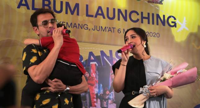 Raffi Ahmad menggendong anaknya Rafatar, bernyanyi bersama istrinyia Nagita Slavina saat peluncuran album terbaru mereka RAN.