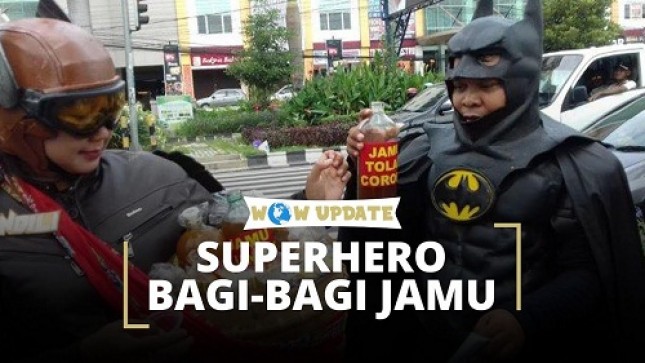 Agus Widnarko dan Pipiet Nawang beraksi mengenakan kostum superhero.