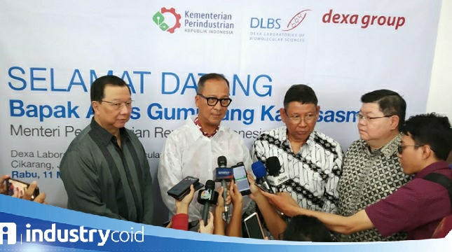 Menteri Perindustrian Agus Gumiwang Kartasasmita saat mengunjungi Pusat Riset Obat Modern Asli Indonesia di Dexa Laboratories of Biomolecular Sciences