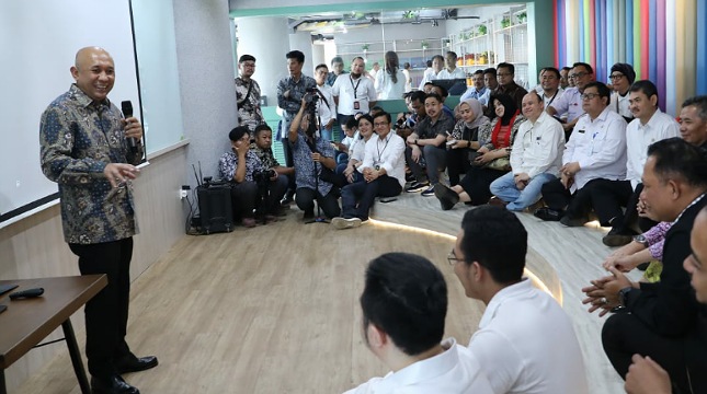 Menkop dan UKM Teten Masduki, usai meninjau AeXI Export Hub, di Serpong Tangerang